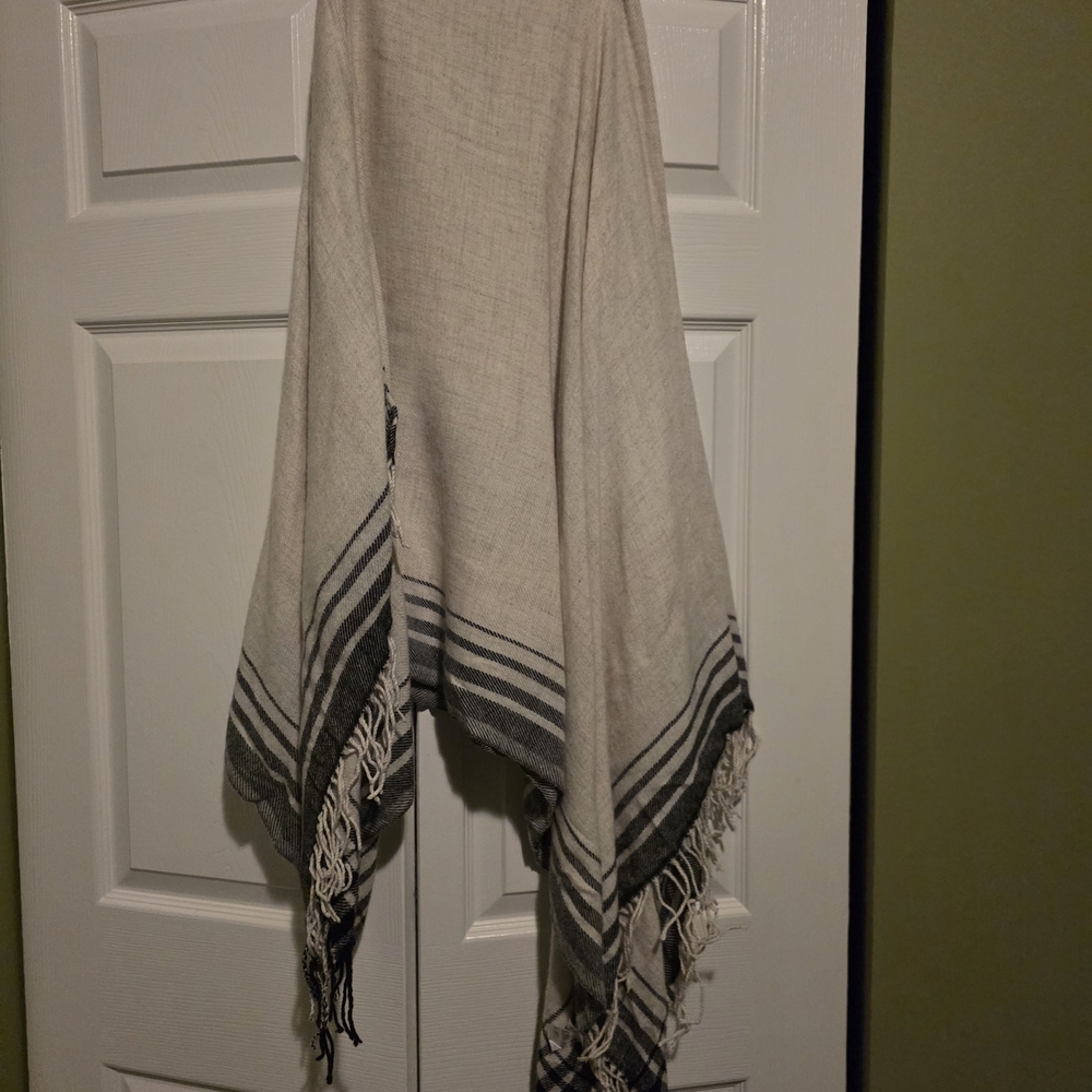 Uniqlo Elegant Cream and Gray Throw Blanket